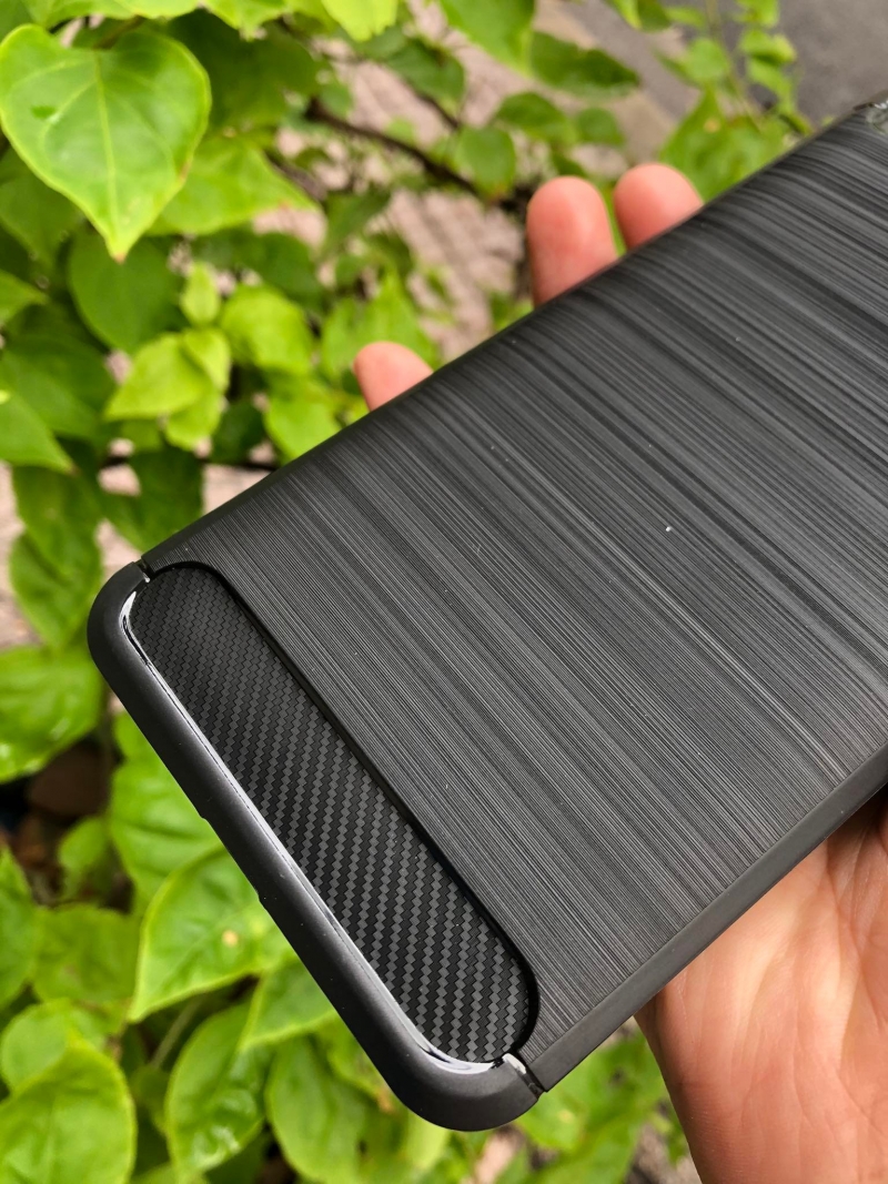 Ốp Lưng Samsung Galaxy A80 Chống Sốc Hiệu Likgus Giá Rẻ được làm bằng chất liệu TPU mền giúp bạn bảo vệ toàn diện mọi góc cạnh của máy rất tốt lớp nhựa này khá mỏng bên ngoài kết hợp thêm bên trên và dưới dạng carbon rất sang